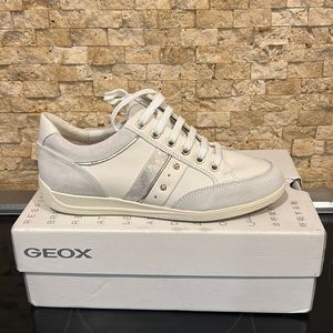 White Pearl accent sneakers NIB fits more like 6.5